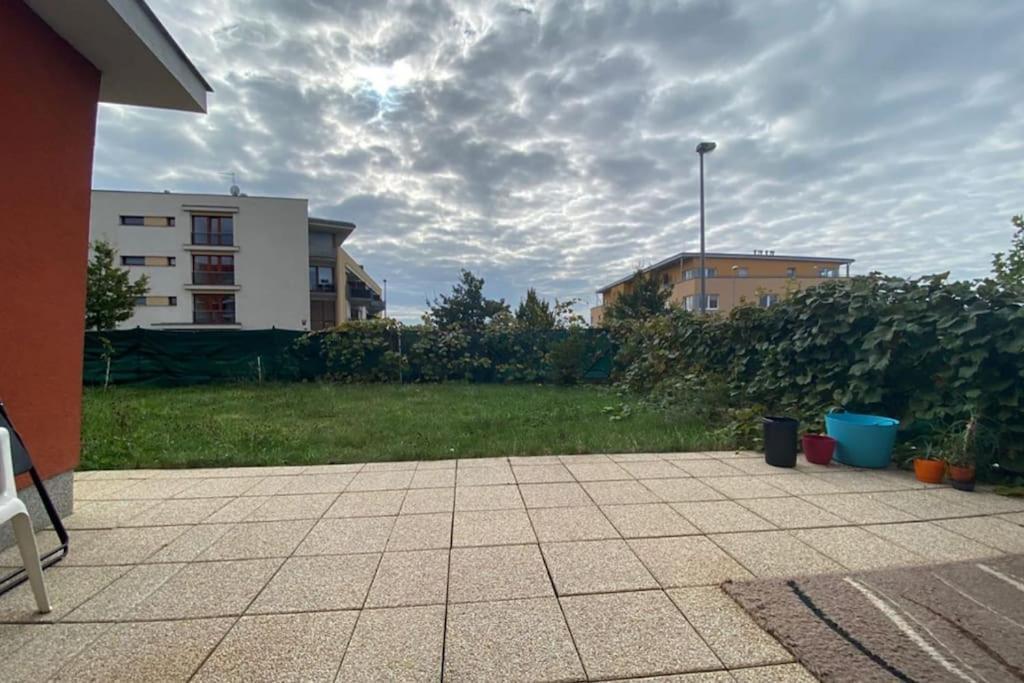 Simple With Garden 15 Min From Center&airport Apartment Prag