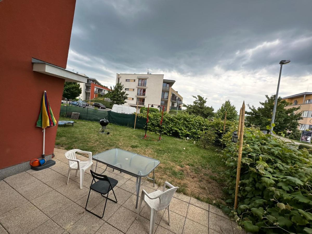 Simple With Garden 15 Min From Center&airport Apartment Prag